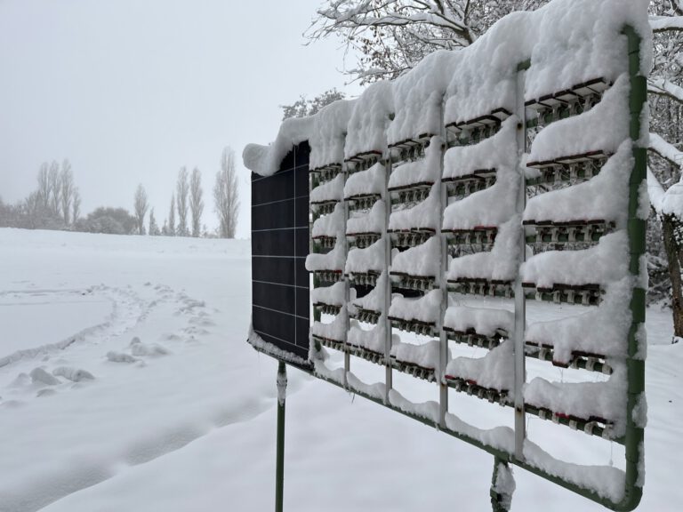 Das Stahlgestell einer Wurfmaschine steht im Schnee, die Maschine selbst ist über den Winter abgebaut.